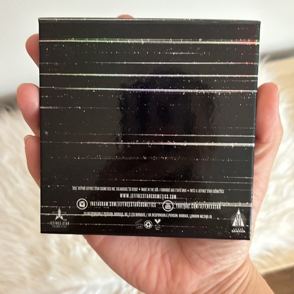 Mini Controversy Eyeshadow Pallet by Shane Dawson - Picture 4 of 4